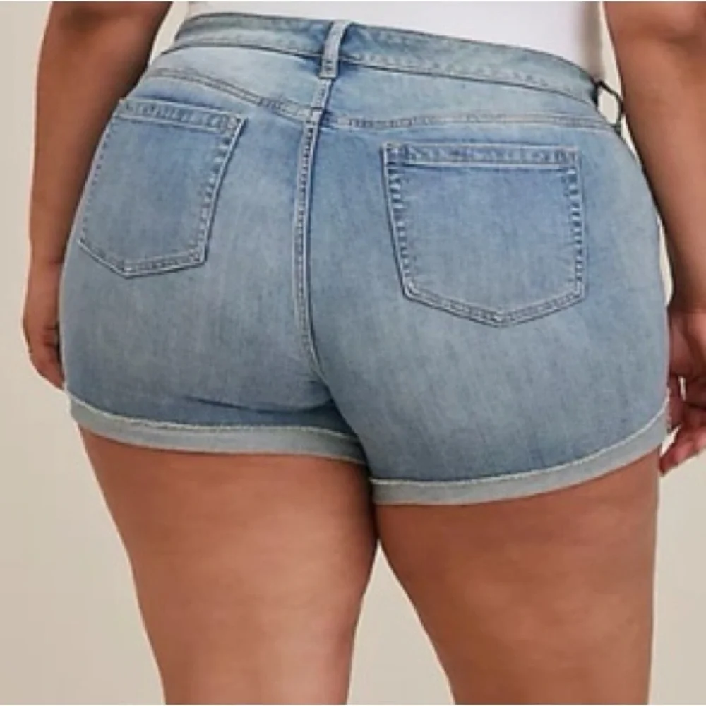 Torrid 5 INCH VINTAGE STRETCH MID-RISE SHORT SIZE 26